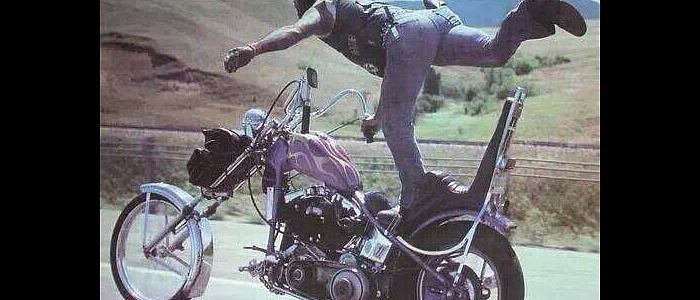 biker_in_piedi_sulla_moto